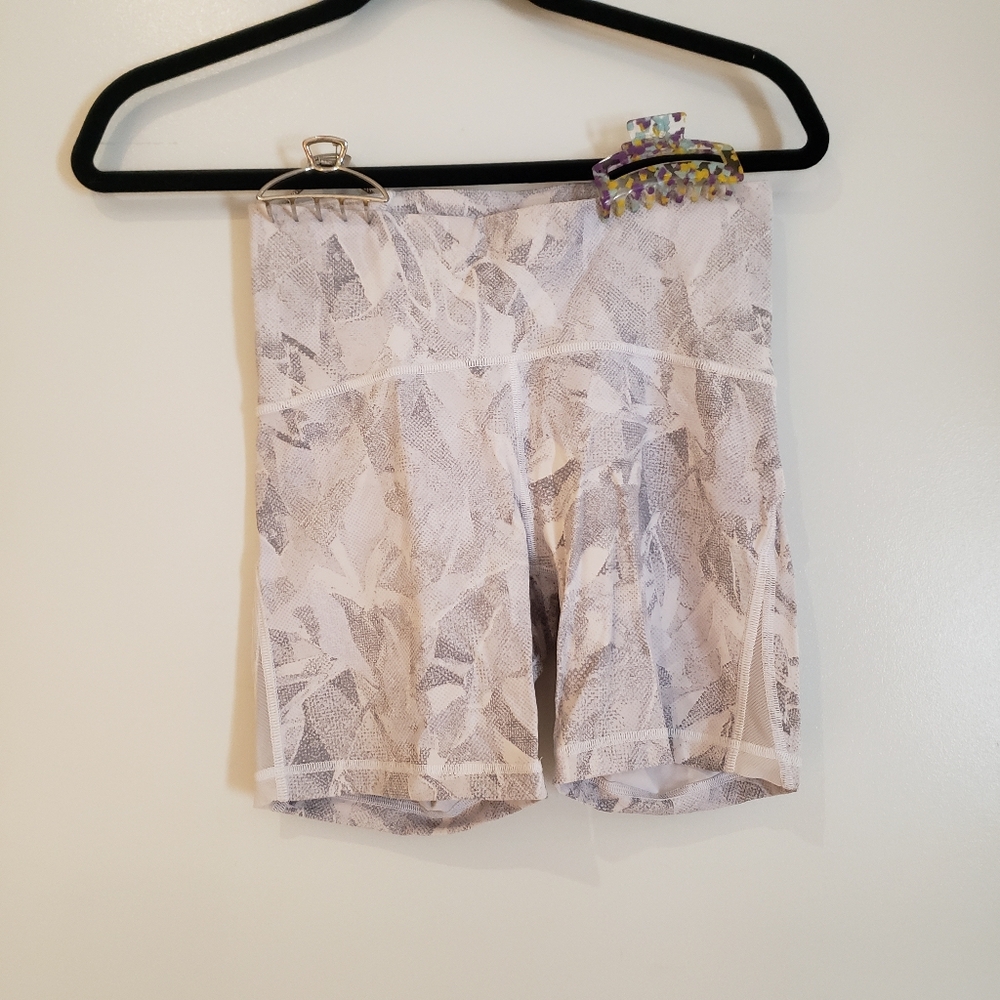 Lululemon bike shorts size 6, 6" inseam